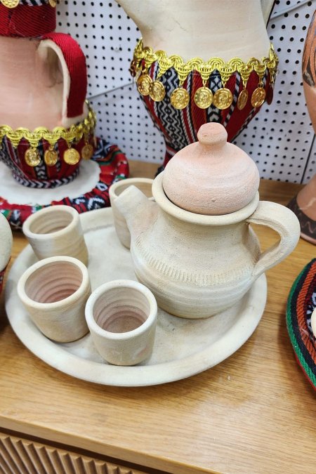 طقم دلّة فخارية كلاسيكية مع أكواب